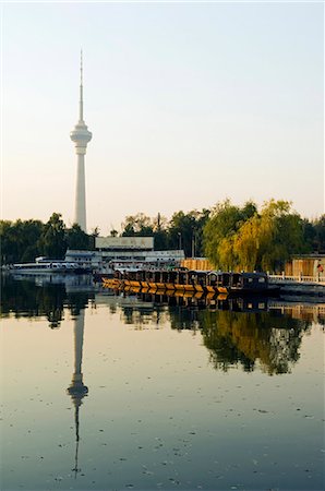 embankment - Chine, Beijing. La tour de CCTV (China Central Television) se reflète dans la rivière au Parc Yuyuantan. Photographie de stock - Rights-Managed, Code: 862-03351311