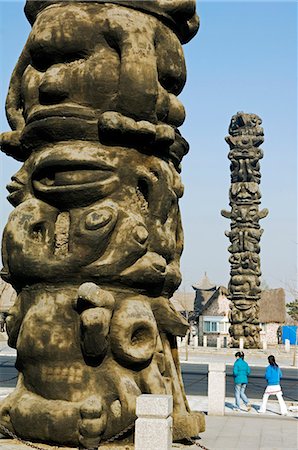 simsearch:862-03289833,k - China,Beijing. Totem poles at the cultural village in the Olympic Park area. Fotografie stock - Rights-Managed, Codice: 862-03351324