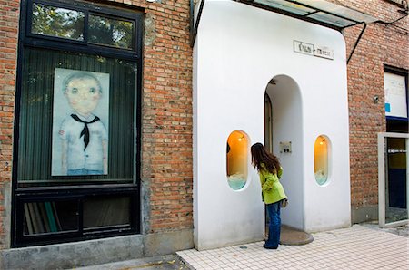 simsearch:862-03351372,k - Chine, Beijing. Une fille en dehors d'une galerie d'art en usine 798 Art district. . Photographie de stock - Rights-Managed, Code: 862-03351354