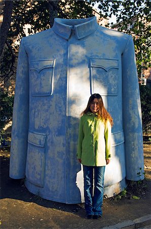 simsearch:862-03351354,k - Chine, Beijing. Une fille en face de la statue de la veste en usine 798 Art district. . Photographie de stock - Rights-Managed, Code: 862-03351353