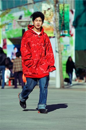 simsearch:862-03351372,k - Chine, Beijing. Un garçon chinois marchant sur la rue commercial Wanfujing. Photographie de stock - Rights-Managed, Code: 862-03351369