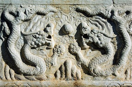 simsearch:862-03351380,k - Temple de Chine, Beijing, Zhen Jue. Une gravure de Dragon sur une tombe. Photographie de stock - Rights-Managed, Code: 862-03351379