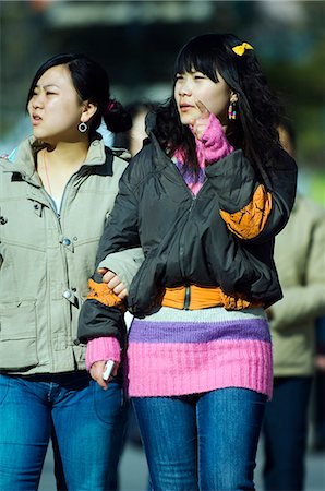 simsearch:862-03351372,k - Chine, Beijing. Filles chinoises marchant sur la rue commercial Wanfujing. Photographie de stock - Rights-Managed, Code: 862-03351370