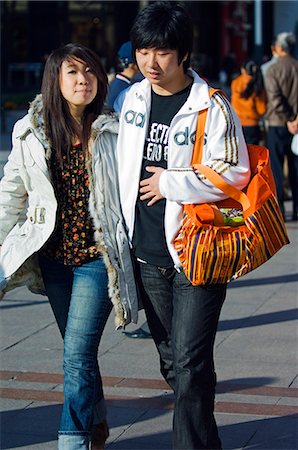 simsearch:862-03351372,k - Chine, Beijing. Un couple chinois marchant sur la rue commercial Wanfujing. Photographie de stock - Rights-Managed, Code: 862-03351371