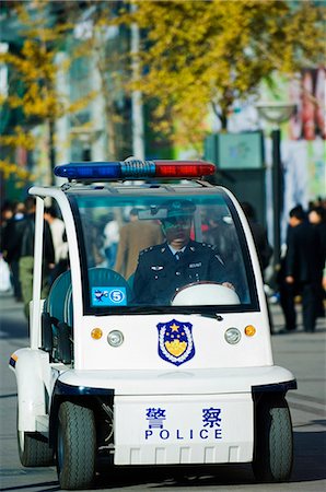 simsearch:862-03351372,k - Chine, Beijing.Une voiture de policiers patrouillant dans les rues. Photographie de stock - Rights-Managed, Code: 862-03351373