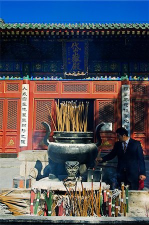 simsearch:862-03289833,k - China,Beijing,Donyue temple. A business man visiting the Taoist temple to burn incense. Fotografie stock - Rights-Managed, Codice: 862-03351386