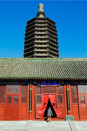 simsearch:862-03351354,k - Temple de Chine, Beijing, Tianningsi. Une religieuse de pénétrer dans le bâtiment du temple dominé par une pagode à plusieurs niveaux. Photographie de stock - Rights-Managed, Code: 862-03351399