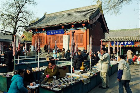 simsearch:841-03871453,k - Temple de Baoguo, Pékin, la Chine. Marché des antiquités. Photographie de stock - Rights-Managed, Code: 862-03351401