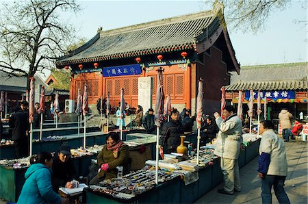 simsearch:862-03351380,k - Temple de Baoguo, Pékin, la Chine. Marché des antiquités. Photographie de stock - Rights-Managed, Code: 862-03351401