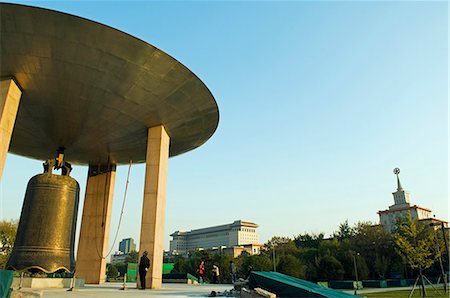 simsearch:862-03351372,k - Chine, Beijing. Un monument de cloche géante et Musée militaire en arrière-plan. Photographie de stock - Rights-Managed, Code: 862-03351428