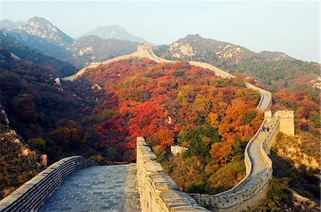 pittoresque - Chine, Beijing, la grande muraille à Badaling près de Pékin. Couleurs d'automne couvrent les montagnes qui entourent la grande muraille. Photographie de stock - Rights-Managed, Code: 862-03351438