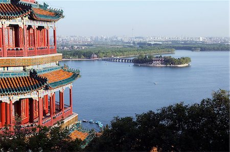 summer palace - China,Beijing. Summer Palace - Unesco World Heritage Site. A Pagoda overlooking Lake Kunming and the city. Foto de stock - Con derechos protegidos, Código: 862-03351444