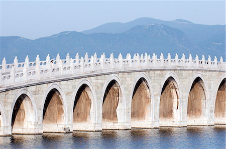 summer palace - China,Beijing. Summer Palace - Unesco World Heritage Site. A young girl on the 17 arch bridge . Foto de stock - Con derechos protegidos, Código: 862-03351450