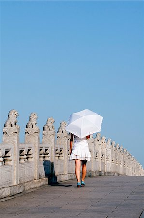 summer palace - China,Beijing. Summer Palace - Unesco World Heritage Site. A young girl on the 17 arch bridge . Foto de stock - Con derechos protegidos, Código: 862-03351452