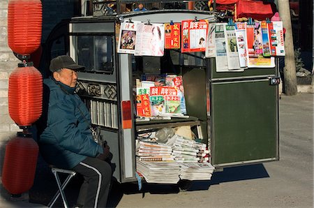 simsearch:862-03351582,k - China,Beijing,Houhai. A man selling magazines on the street. Foto de stock - Direito Controlado, Número: 862-03351477
