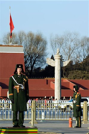 simsearch:862-03736596,k - China,Beijing,Tiananmen Square. Guards on duty in front of the Gate of Heavenly Peace. Foto de stock - Direito Controlado, Número: 862-03351488