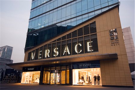 simsearch:862-03351372,k - Chine, Beijing. Nouveau luxe marque Versace magasin. Photographie de stock - Rights-Managed, Code: 862-03351498