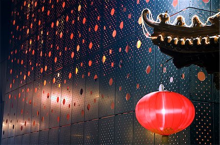 Chine, Beijing. Chinese New année Spring Festival - décorations lanterne sur un front de restaurant. Photographie de stock - Rights-Managed, Code: 862-03351519