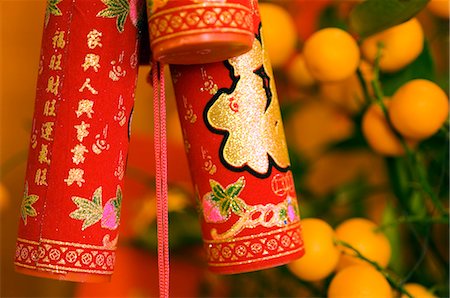 Chine, Beijing. Chinese New année Spring Festival - décorations suspendues sur un arbre orange pour la bonne chance et fortune. Photographie de stock - Rights-Managed, Code: 862-03351530