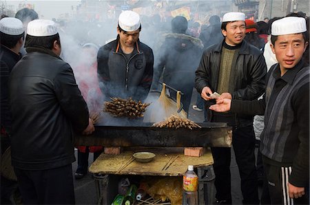 Chine, Beijing. Fournisseurs de décrochage musulmans chinois nouveau printemps de l'année Festival - Changdian rue juste - préparation de la nourriture du Xinjiang en Chine occidentale. Photographie de stock - Rights-Managed, Code: 862-03351545