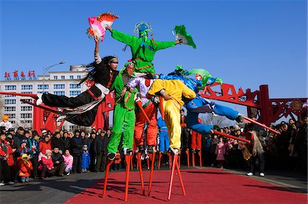 Chine, Beijing. Échasses rue Changdian - Festival de printemps de nouvel an chinois - juste marcher des artistes interprètes ou exécutants. Photographie de stock - Rights-Managed, Code: 862-03351542