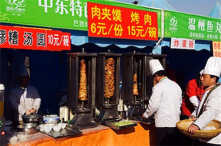 simsearch:862-03351582,k - China,Beijing. Chinese New Year Spring Festival A chef preparing food on a Kebab stand at Chaoyang Park Fair Foto de stock - Direito Controlado, Número: 862-03351552