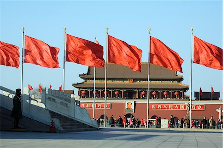 festival of spring - China,Beijing. Chinese New Year Spring Festival - flags and red lantern decorations on the Gate of Heavenly Peace in Tiananmen Square. Foto de stock - Direito Controlado, Número: 862-03351574