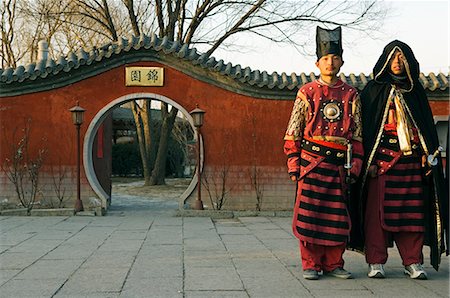 festival of spring - China,Beijing. Beiputuo temple and film studio - Chinese New Year Spring Festival - guards in traditional costume. Foto de stock - Direito Controlado, Número: 862-03351585