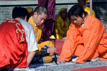 simsearch:862-03351488,k - Chine, Beijing. Beiputuo temple et film studio - Festival de printemps de nouvel an chinois - A moine pratiquant la calligraphie. Photographie de stock - Rights-Managed, Code: 862-03351588