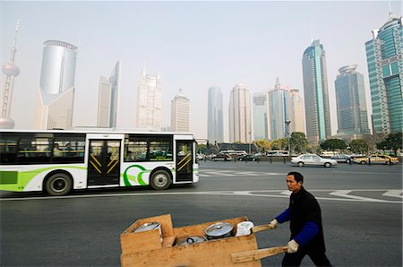 simsearch:862-03351912,k - China,Shanghai. Modern skyscrapers in Pudong New Area contrasting with traditonal lifestyle of Chinese people. Fotografie stock - Rights-Managed, Codice: 862-03351624