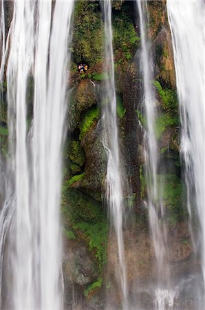 China,Guizhou Province,Huangguoshu Waterfall. Tourists are dwarfed by the largest falls in China,81m wide and 74m high Foto de stock - Con derechos protegidos, Código: 862-03351678