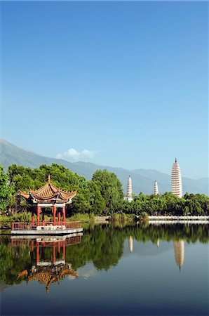dali - La Chine, la province du Yunnan, ville de Dali. Trois pagodes et pavillon se reflètent dans un lac au Temple d'yoan constantin Photographie de stock - Rights-Managed, Code: 862-03351712