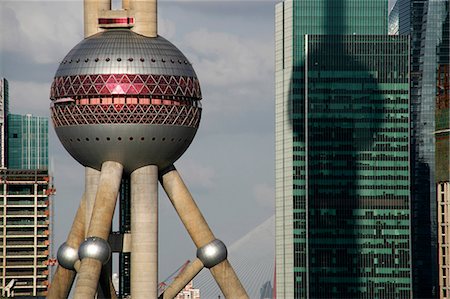simsearch:862-03351868,k - China,Shanghai. The Oriental Pearl Tower in Shanghai seen from the Bund. Foto de stock - Con derechos protegidos, Código: 862-03351886