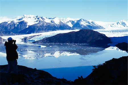 exploradora - A walker looks across Lago Grey to the Grey Glacier,Torres del Paine National Park,Chile. Foto de stock - Con derechos protegidos, Código: 862-03351977