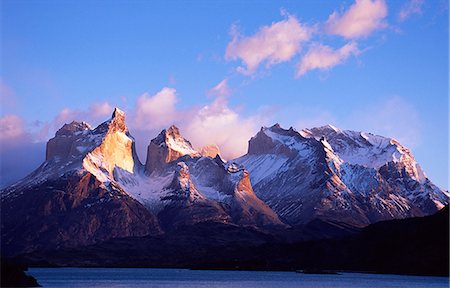 Le Cuernos, Massif Paine à l'aube, vu à travers Lago Pehoe Photographie de stock - Rights-Managed, Code: 862-03352067