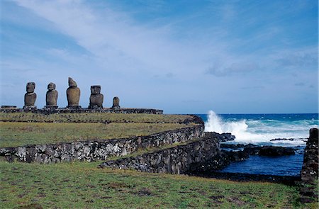 simsearch:862-03360473,k - The ceremonial centre of Tahai showing the ancient stone canoe slipways and the platform of Ahu Vai Uri with its four squat moais and the stump of a fifth. Tahai is just a short walk from Easter Island's main settlement,Hanga Roa on the west coast of the island,backed by the Pacific Ocean. Foto de stock - Con derechos protegidos, Código: 862-03352102