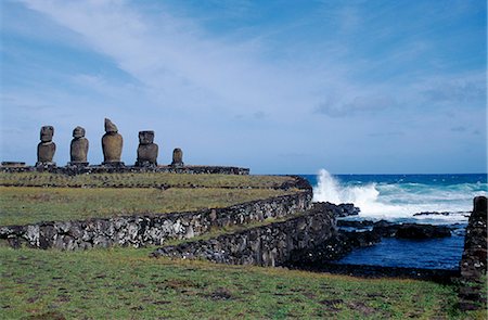 simsearch:862-03820256,k - The ceremonial centre of Tahai showing the ancient stone canoe slipways and the platform of Ahu Vai Uri with its four squat moais and the stump of a fifth. Tahai is just a short walk from Easter Island's main settlement,Hanga Roa on the west coast of the island,backed by the Pacific Ocean. Foto de stock - Direito Controlado, Número: 862-03352102