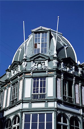 simsearch:862-03352145,k - Un des bâtiments colonies fines flanquant la Plaza de Armas dans le centre de Santiago Photographie de stock - Rights-Managed, Code: 862-03352144