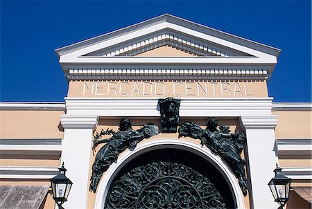 simsearch:862-03352145,k - Le Mercado Central abrite un pittoresque marché de fruits, de légumes et de poissons ainsi qu'un grand nombre de restaurants de fruits de mer petit. La structure métallique a été érigée à Santiago en 1868AD et préfabriquée en Angleterre. Photographie de stock - Rights-Managed, Code: 862-03352146