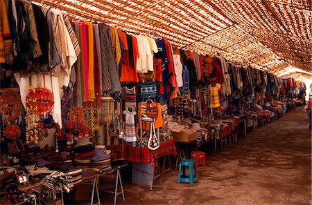san pedro de atacama - Covered craft market in San Pedro de Atacama Foto de stock - Con derechos protegidos, Código: 862-03352140