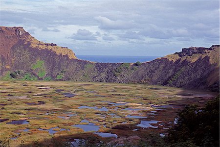 Chili, île de Pâques. Le bord du cratère du volcan de Rano Kau à la pointe sud-ouest de l'île de Pâques. Photographie de stock - Rights-Managed, Code: 862-03352158
