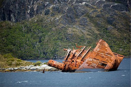 escombros - Chile,Patagonia,Beagle Channel,Chilean Fjords. Ship wreck of an unfortunate passenger vessel beached on the shore in the Chilean Fjords. Foto de stock - Con derechos protegidos, Código: 862-03352151