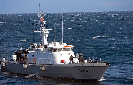 simsearch:841-03057905,k - Chile,Tierra del Fuego. A Chilean Navy Pilot Boat meets an Expedition Ship as it enters the Strait of Magellan,the route to the port of Puerto Williams south of the Isla Grande de Tierra del Fuego. Foto de stock - Con derechos protegidos, Código: 862-03352152