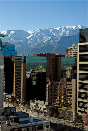 simsearch:862-03352142,k - Chili, Santiago. Le centre de la ville moderne avec la Cordillère des Andes baigné dans la lumière du soleil. Photographie de stock - Rights-Managed, Code: 862-03352166