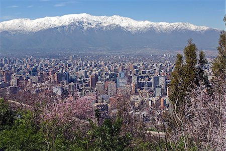 santiago (capital city of chile) - Chili, Santiago. Une rare vue sur la ville avec les Andes effacer dans l'arrière-plan. Photographie de stock - Rights-Managed, Code: 862-03352167