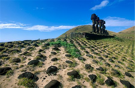 simsearch:862-03820258,k - Chili, île de Pâques, Anakena. AHU Nau Nau, la moyenne statues Moai garnie de coiffes de scories rouges (appelés Pukao). Photographie de stock - Rights-Managed, Code: 862-03352210