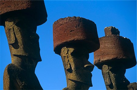 Chili, île de Pâques, Anakena. AHU Nau Nau, la moyenne statues Moai garnie de coiffes de scories rouges (appelés Pukao). Photographie de stock - Rights-Managed, Code: 862-03352211