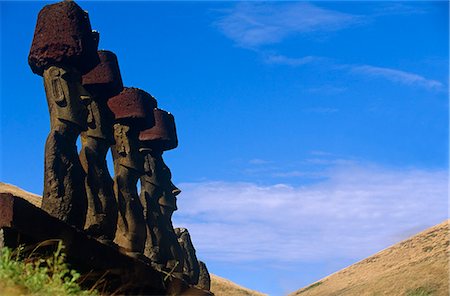 simsearch:846-02795045,k - Chili, île de Pâques, Anakena. AHU Nau Nau, la moyenne statues Moai garnie de coiffes de scories rouges (appelés Pukao). Photographie de stock - Rights-Managed, Code: 862-03352212