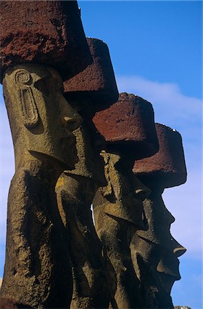 simsearch:862-03820258,k - Chili, île de Pâques, Anakena. AHU Nau Nau, la moyenne statues Moai garnie de coiffes de scories rouges (appelés Pukao). Photographie de stock - Rights-Managed, Code: 862-03352213