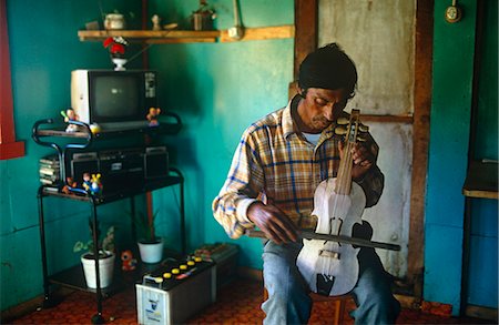 Chile,Island of Chiloe,Cucao. Indigenous Huilliche locals take part in a workshop to refine and retrain in native skills and crafts. Fotografie stock - Rights-Managed, Codice: 862-03352238